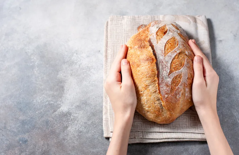 Handwerkliche Herstellung — Brotbäcker bei der Arbeit
