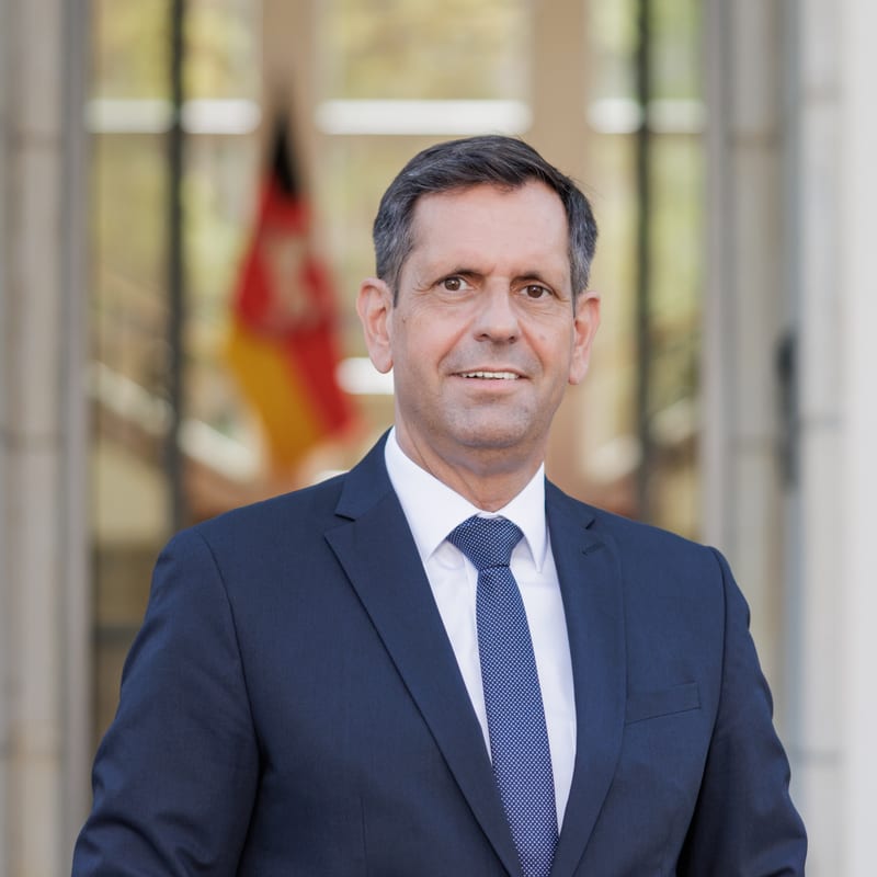 Niedersächsischer Ministerpräsident Olaf Lies vor der Staatskanzlei in Hannover